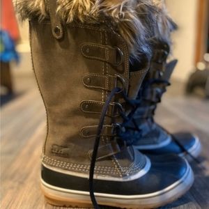 ***SOLD**Sorel Joan of Arctic  - moss green.  Sz 8